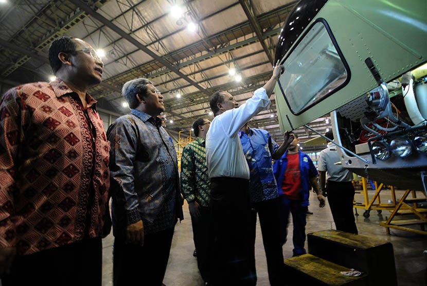  Menteri Ristek dan Dikti, Mohammad Nasir (depan) saat mengunjungi tempat pembuatan pesawat di PT. Dirgantara Indonesia, Bandung, Selasa(201/1).  (foto: Septianjar Muharam)
