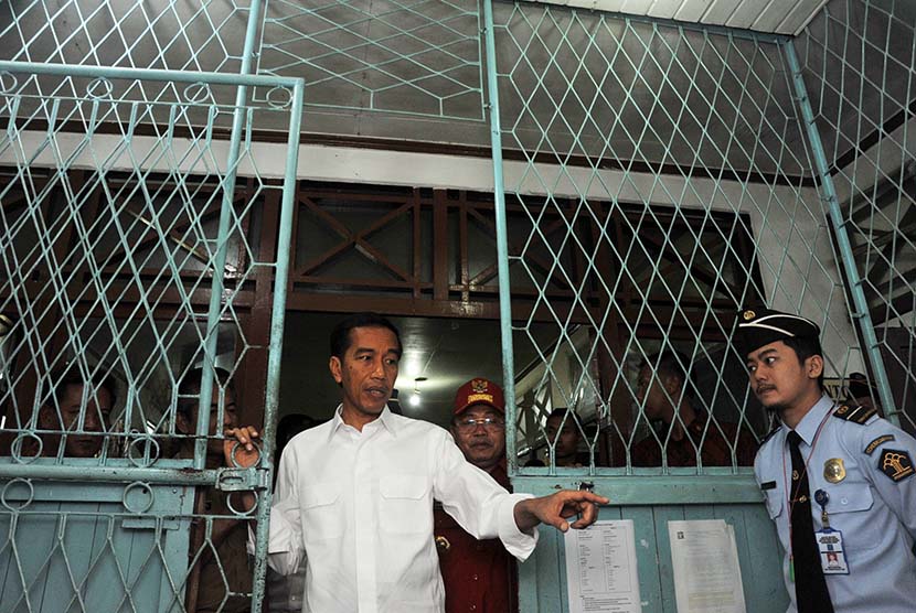  Presiden Joko Widodo (kiri) memasuki loket pelayanan imigrasi saat meninjau kondisi Pos Pemeriksaan Lintas Batas (PLB) Entikong di Kabupaten Sanggau, Kalbar, Rabu (21/1).  (Antara/Jessica Helena Wuysang)