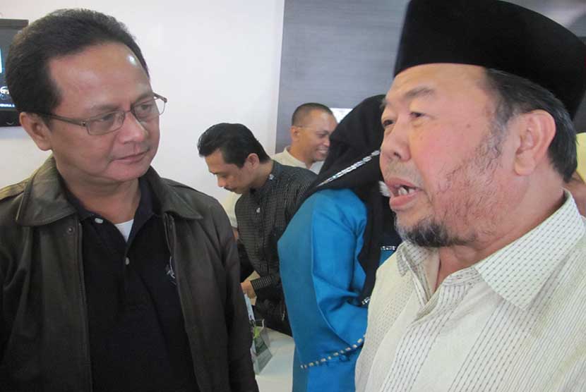 ketua umum baznas Prof Dr KH Didin Hafidhuddin (kanan) berbincang dengan Afrizal Sinaro, ketua Ikapi DKI Jakarta