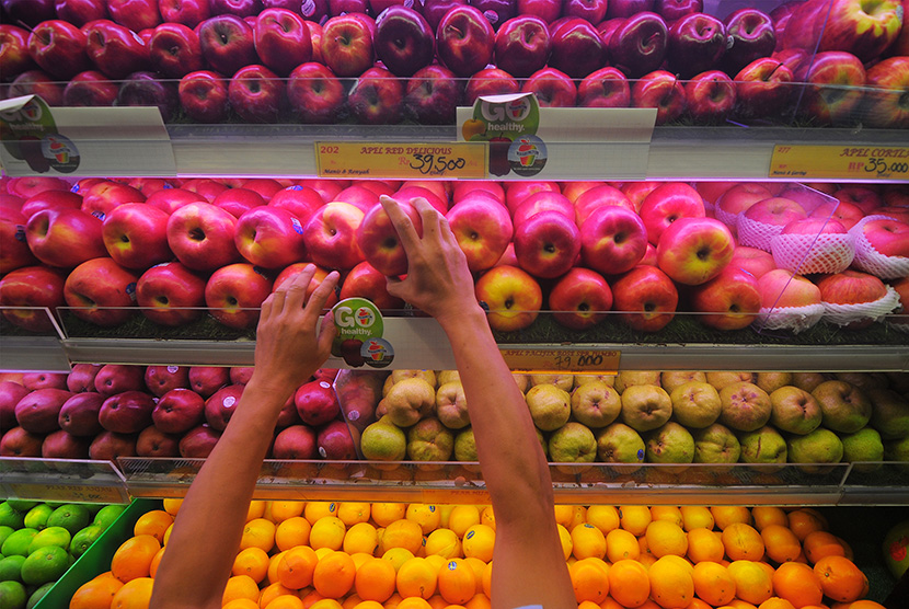 Pekerja merapikan buah apel di salah satu toko buah di Jakarta, Kamis (22/1). (Antara/Zabur Karuru)