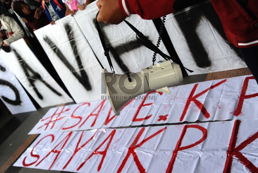 ?Demonstran dari Koalisi Masyarakat Sipil Anti Korupsi melakukan aksi simpatik di halaman kantor Komisi Pemberantasan Korupsi (KPK), Jakarta, Jumat (23/1).  (Republika/ Tahta Aidilla)