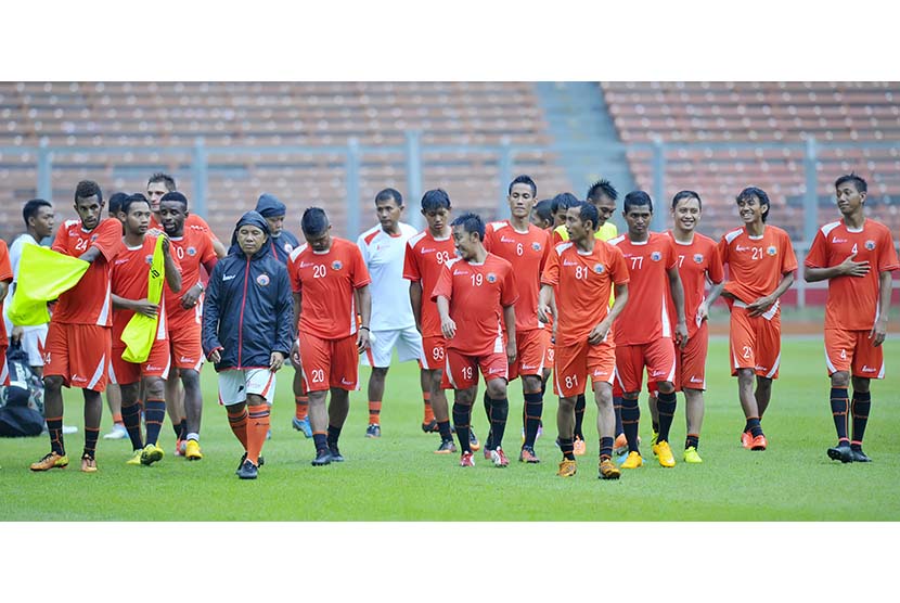 Pesepak bola Persija Jakarta mengikuti sesi latihan jelang pertandingan melawan Gamba Osaka, di Stadion Gelora Bung Karno (GBK) Senayan, Jakarta, Jumat (23/1).  (Antara/Yudhi Mahatma)