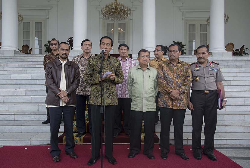  Presiden Joko Widodo memberikan keterangan pers terkait kasus hukum Wakil Ketua KPK Bambang Widjojanto di Istana Bogor, Jawa Barat, Jumat (23/1).   (Antara/Widodo S. Jusuf)