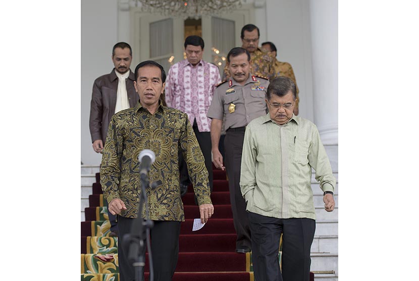  Presiden Joko Widodo (kedua kiri) didampingi Wapres Jusuf Kalla (kanan) berjalan menuju lokasi keterangan pers terkait kasus hukum Wakil Ketua KPK Bambang Widjojanto di Istana Bogor, Jawa Barat, Jumat (23/1).   (Antara/Widodo S. Jusuf)