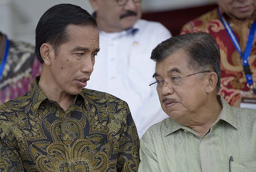   Presiden Joko Widodo (kiri) berbincang dengan Wapres Jusuf Kalla (kanan) di Istana Bogor, Jawa Barat, Jumat (23/1).   (Antara/Widodo S. Jusuf)