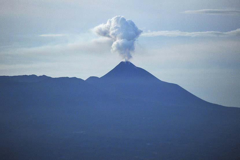 Abu vulkanis membubung dari puncak Gunung Lokon di Tomohon, Sulut, Sabtu (24/1). (Antara/Andika Wahyu)