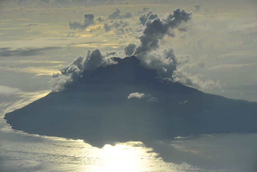 Mount Karangetang in Siau Island, North Sulawesi Province, spewed sulphuric smoke 200 meters into the sky, Tuesday. (Illustration)
