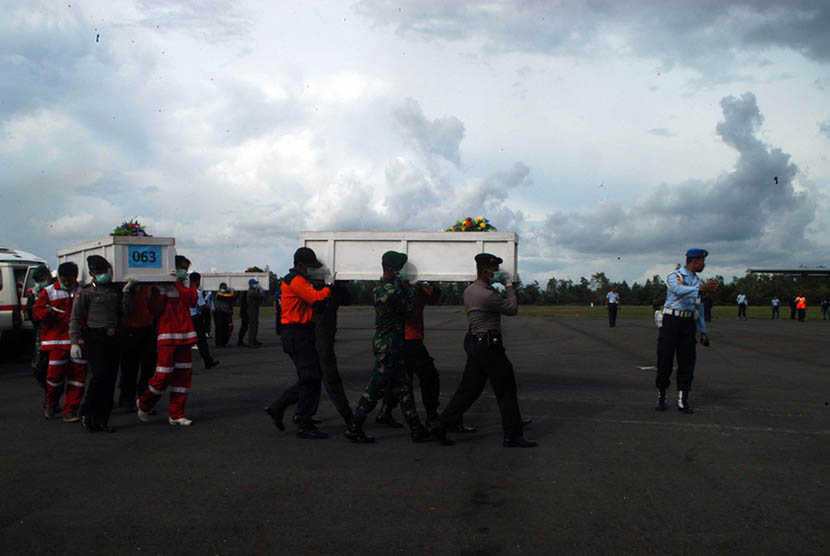 Sebanyak enam peti jenazah korban pesawat Air Asia QZ 8501 dievakuasi ke Surabaya, Jawa Timur dari posko utama di Lanud TNI AU, Pangkalan Bun, Kotawaringin Barat, Kalimantan Tengah, Sabtu (24/1).  (Republika/Rusdy Nurdiansyah)