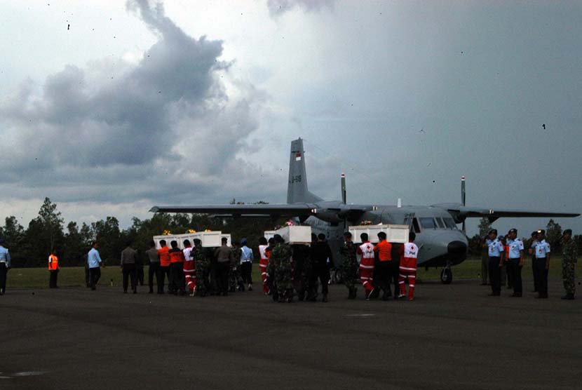 Sebanyak enam peti jenazah korban pesawat Air Asia QZ 8501 dievakuasi ke Surabaya, Jawa Timur dari posko utama di Lanud TNI AU, Pangkalan Bun, Kotawaringin Barat, Kalimantan Tengah, Sabtu (24/1).  (Republika/Rusdy Nurdiansyah)