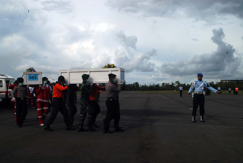 Sebanyak enam peti jenazah korban pesawat Air Asia QZ 8501 dievakuasi ke Surabaya, Jawa Timur dari posko utama di Lanud TNI AU, Pangkalan Bun, Kotawaringin Barat, Kalimantan Tengah, Sabtu (24/1).  (Republika/Rusdy Nurdiansyah)