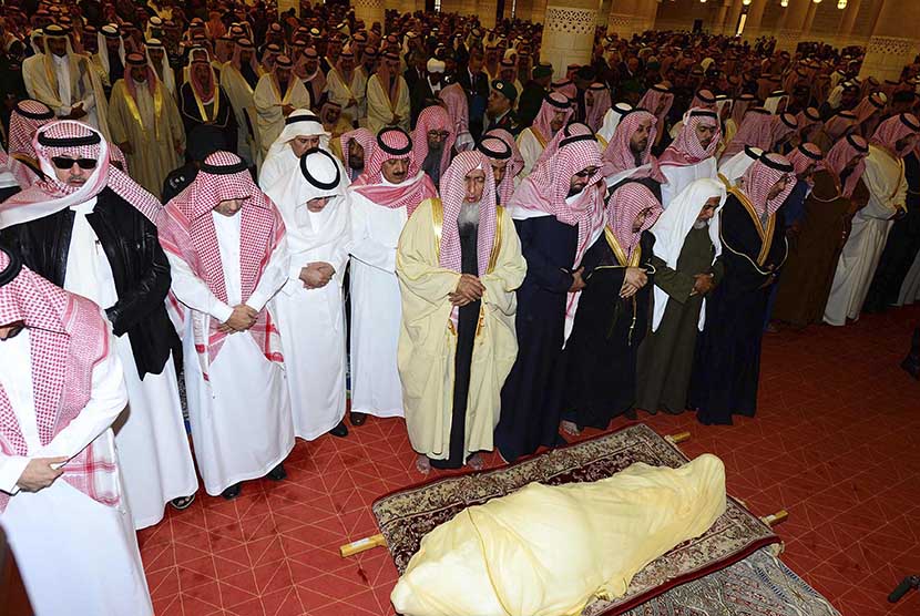 Para pejabat dan pelayat menyalatkan jenazah almarhum Raja Abdullah di Masjid Imam Turki Bin Abdullah, Riyadh, Arab Saudi, Jumat (23/1).  (Reuters/Saudi Press Agency)