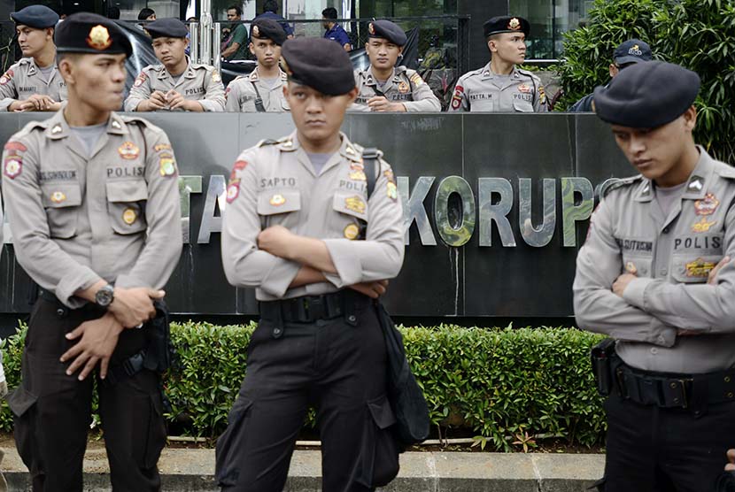 Polisi menjaga aksi unjuk rasa di depan Gedung KPK, Jakarta Selatan, Senin (26/1).  (Antara/Fanny Octavianus)