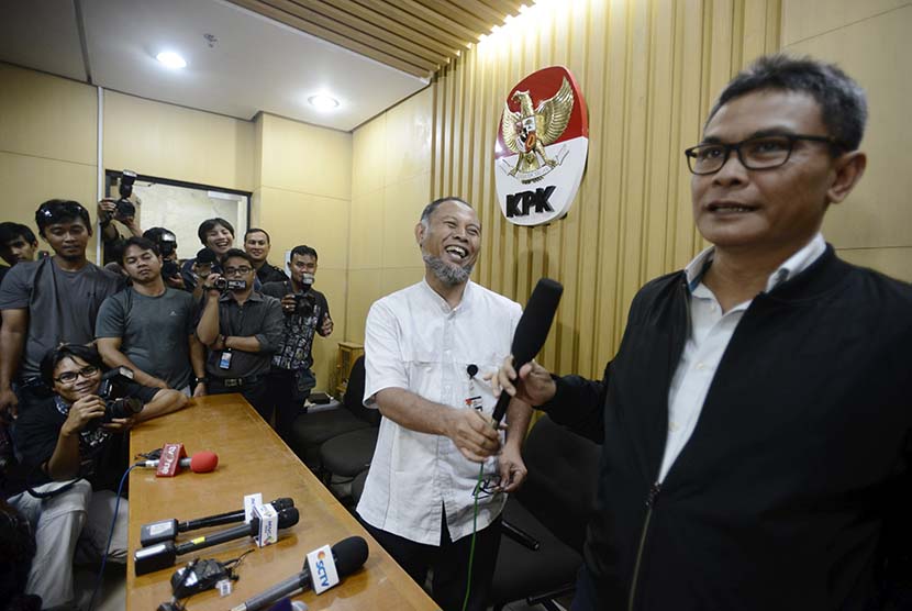    Wakil Ketua KPK Bambang Widjojanto (tengah) bersama Deputi Pencegahan KPK Johan Budi (kanan) melakukan jumpa pers di kantor KPK, Jakarta Selatan, Senin (26/1).   (Antara/Fanny Octavianus)