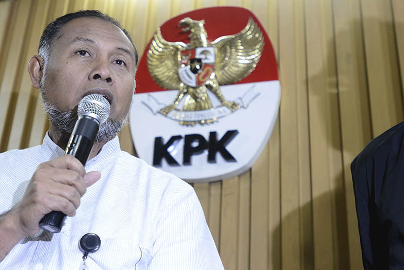 Wakil Ketua KPK Bambang Widjojanto melakukan jumpa pers di kantor KPK, Jakarta Selatan, Senin (26/1).   (Antara/Fanny Octavianus)