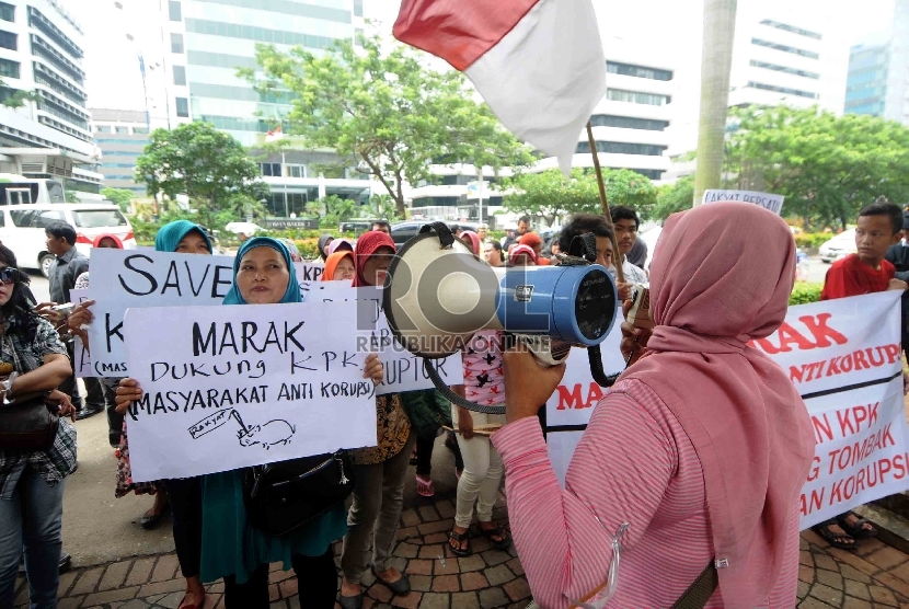  ?Sejumlah warga yang tergabung dalam Masyarakat Anti Korupsi (Marak) meggelar aksi di depan Gedung KPK, Jakarta, Senin (26/1).  (Republika/Agung Supriyanto)