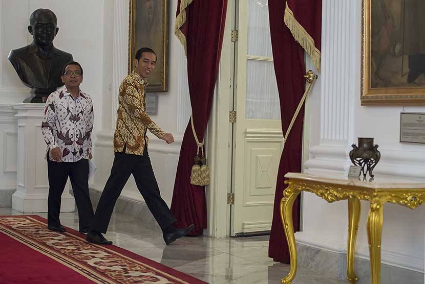   Presiden Joko Widodo (kanan) didampingi Mensesneg Pratikno (kiri) berjalan menuju ruang pertemuan dengan anggota Dewan Pertimbangan Presiden (Wantimpres) di Istana Merdeka, Jakarta, Rabu (28/1).   (Antara/Widodo S. Jusuf)