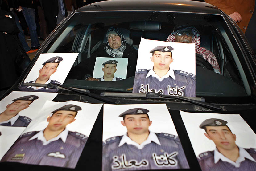  Orangtua pilot Jordania Mu'ath al-Kaseasbeh, yang ditahan oleh kelompok bersenjata ISIS, menempel foto anak mereka ada kendaraannya di Jordania. 