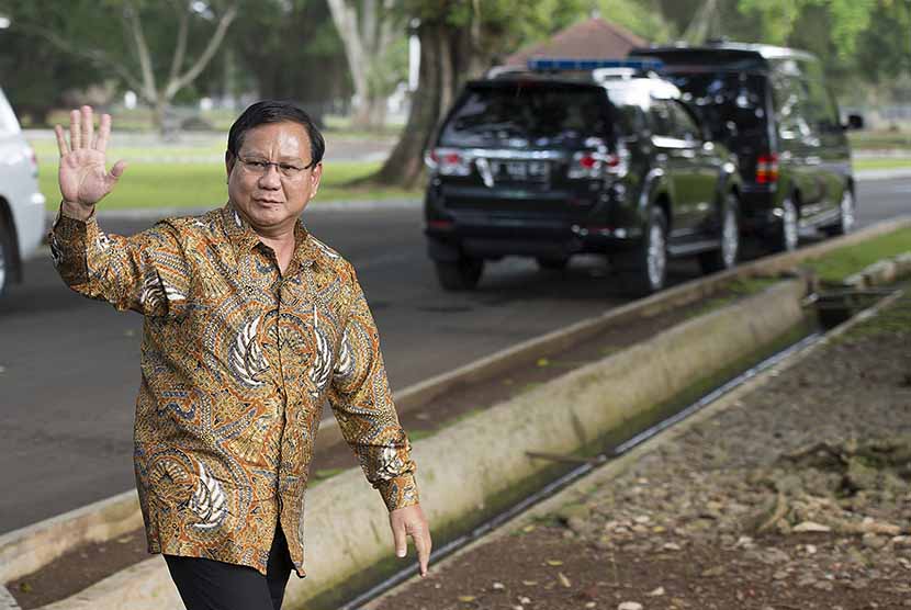 Ketua Dewan Pembina Partai Gerindra Prabowo Subianto melambaikan tangan ketika berjalan menuju ruang tunggu setibanya di Istana Kepresidenan Bogor, Jawa Barat, Kamis (29/1). (Antara/Widodo S. Jusuf)