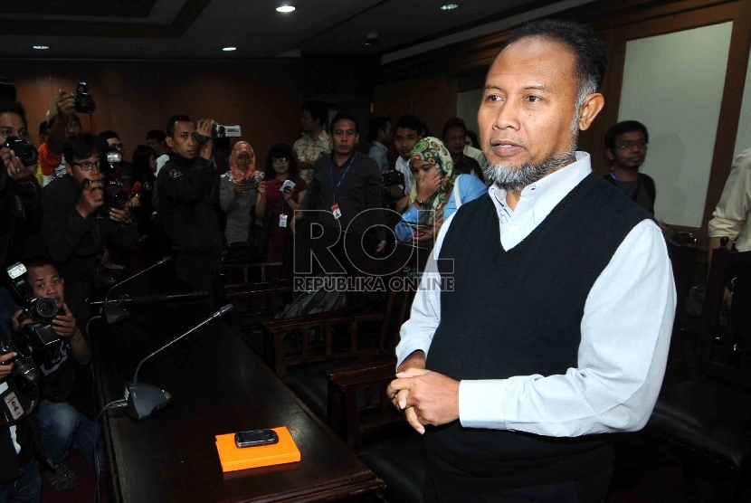 Wakil Ketua KPK Bambang Widjojanto mendatangi Gedung Ombudsman Republik Indonesia, Kamis (29/1).   (Republika/Agung Supriyanto)