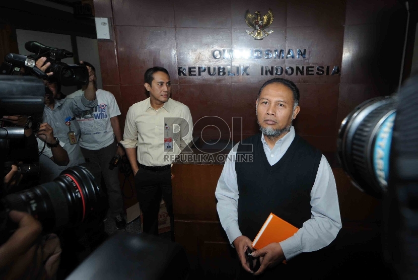 Wakil Ketua KPK Bambang Widjojanto mendatangi Gedung Ombudsman Republik Indonesia, Kamis (29/1).   (Republika/Agung Supriyanto)