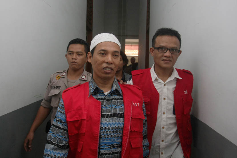 Terdakwa kasus penipuan dan penggelapan atas nama KPK, Husmidun Hariadi alias Madun (tengah).