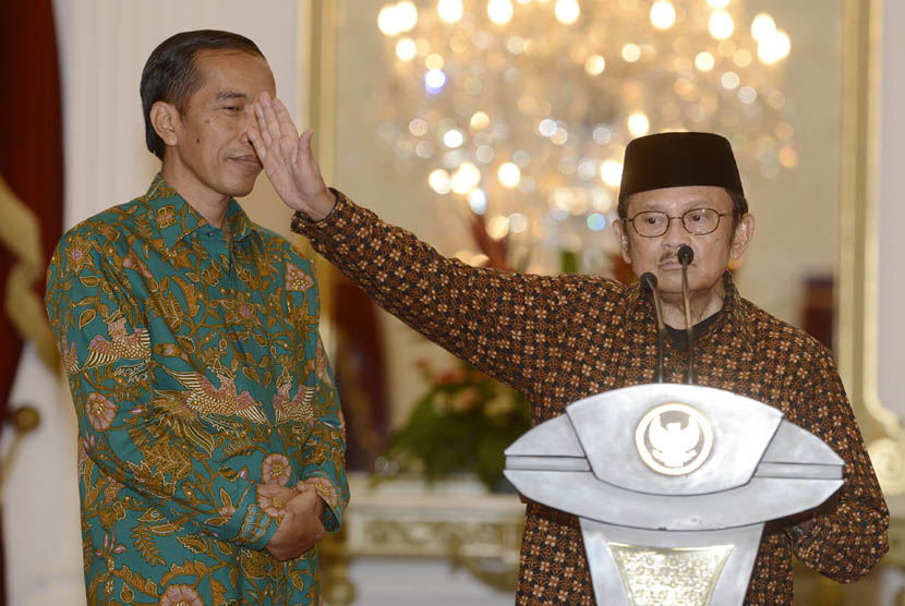  Presiden Joko Widodo (kiri) mendampingi Presiden RI ke-3 BJ Habibie untuk memberikan keterangan kepada wartawan di Istana Merdeka, Jakarta, Kamis (29/1).  (Antara/Prasetyo Utomo)