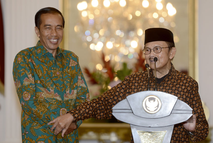  Presiden Joko Widodo (kiri) mendampingi Presiden RI ke-3 BJ Habibie untuk memberikan keterangan kepada wartawan di Istana Merdeka, Jakarta, Kamis (29/1).  (Antara/Prasetyo Utomo)