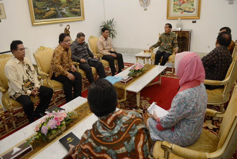  Presiden Joko Widodo (tengah) didampingi Menko Polhukam Tedjo Edy Purdjiatno menerima anggota Kompolnas di Istana Merdeka, Jakarta, Kamis (29/1).  (Antara/Prasetyo Utomo)