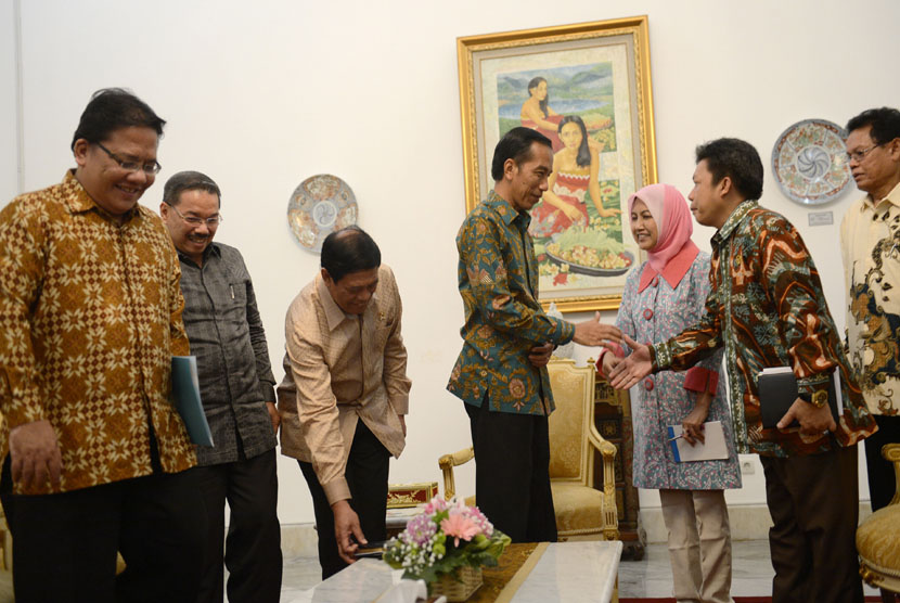  Presiden Joko Widodo (ketiga kiri) berjabat tangan dengan Anggota Kompolnas di Istana Merdeka, Jakarta, Kamis (29/1). (Antara/Prasetyo Utomo)