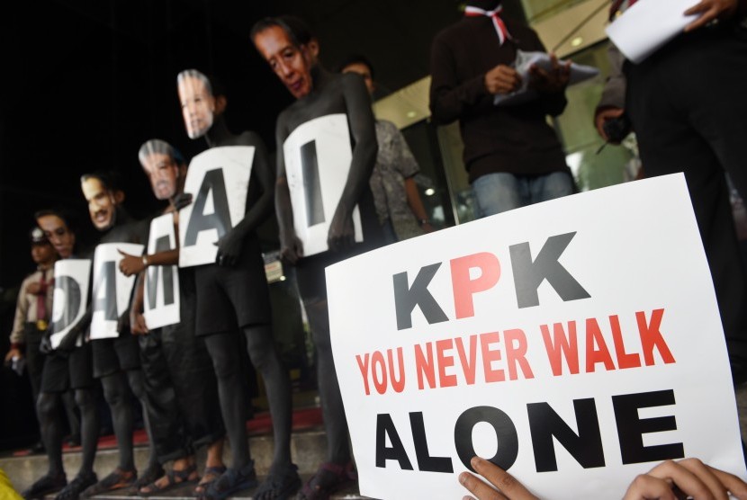   Sejumlah aktivis melakukan aksi teaterikal menuntut KPK-Polri untuk damai di depan gedung KPK, Jakarta, Jumat (30/1).  (Antara/M Agung Rajasa)