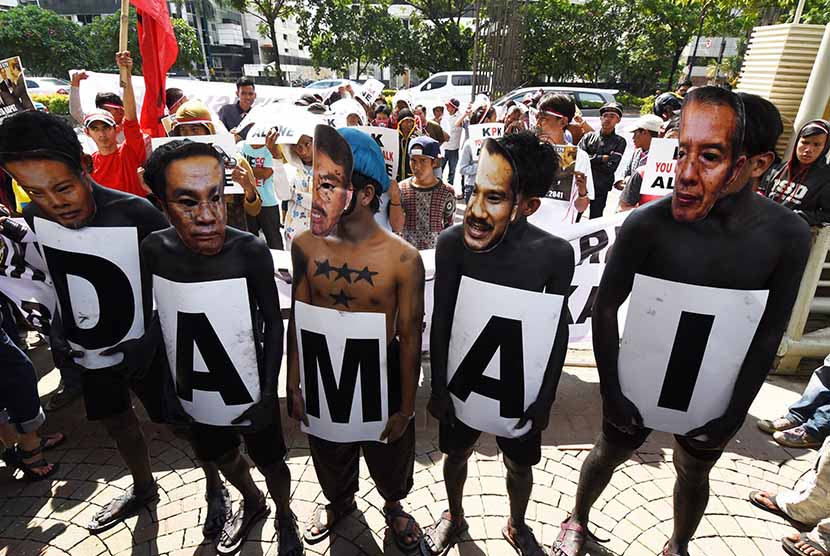   Sejumlah aktivis melakukan aksi teaterikal menuntut KPK-Polri untuk damai di depan gedung KPK, Jakarta, Jumat (30/1).  (Antara/M Agung Rajasa)