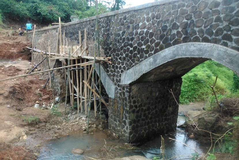  Kostrad membangun saluran irigasi di Desa Taman Jaya Kecamatan Ciemas Kabupaten Sukabumi Jawa Barat. Kamis (29/1).  (foto : PENKOSTRAD)