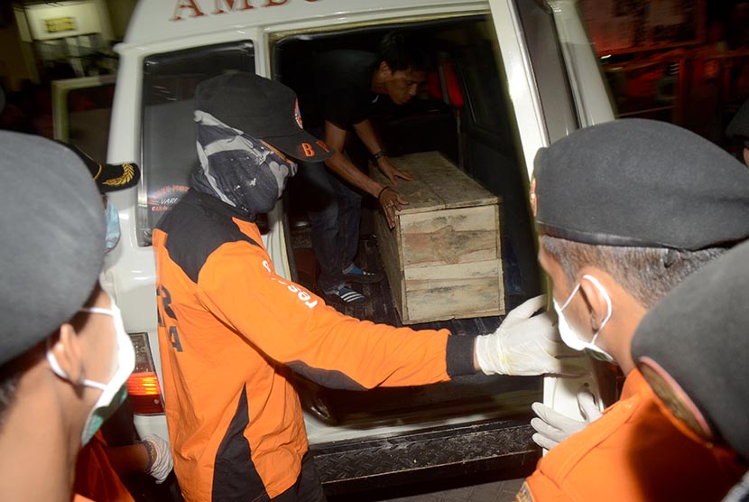  Tim SAR mengangkat jenazah yang diduga salah seorang korban pesawat AirAsia QZ8501 saat tiba di RS Bhayangkara  Makassar, Sulawesi Selatan,  Ahad (1/2) malam.  (AntaraSahrul Manda Tikupadang)