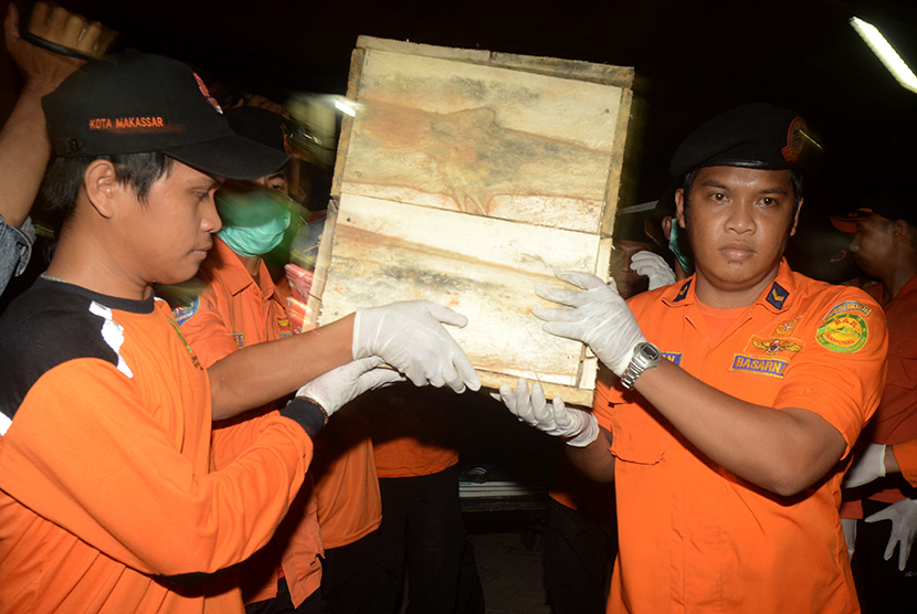  Tim SAR mengangkat jenazah yang diduga salah seorang korban pesawat AirAsia QZ8501 saat tiba di RS Bhayangkara  Makassar, Sulawesi Selatan, Ahad (1/2) malam.  (AntaraSahrul Manda Tikupadang)