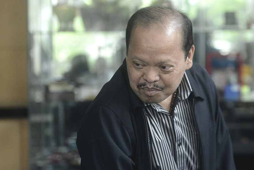 Tersangka kasus suap pembahasan APBNP Kementerian ESDM tahun 2011-2012, Sutan Bhatoegana tiba di Gedung Komisi Pemberantasan Korupsi, Jakarta Selatan, Senin (2/2).   (Antara/Fanny Octavianus)