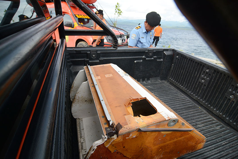   Personel Basarnas berada di dekat kabin pesawat yang ditemukan nelayan di perairan Towale Selat Makassar, Donggala, Sulawesi Tengah, Selasa (3/2).   (Antara/Basri Marzuki)