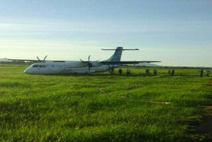 Pesawat Garuda tergelincir di Bandara Internasional Lombok, Selasa (3/2). 