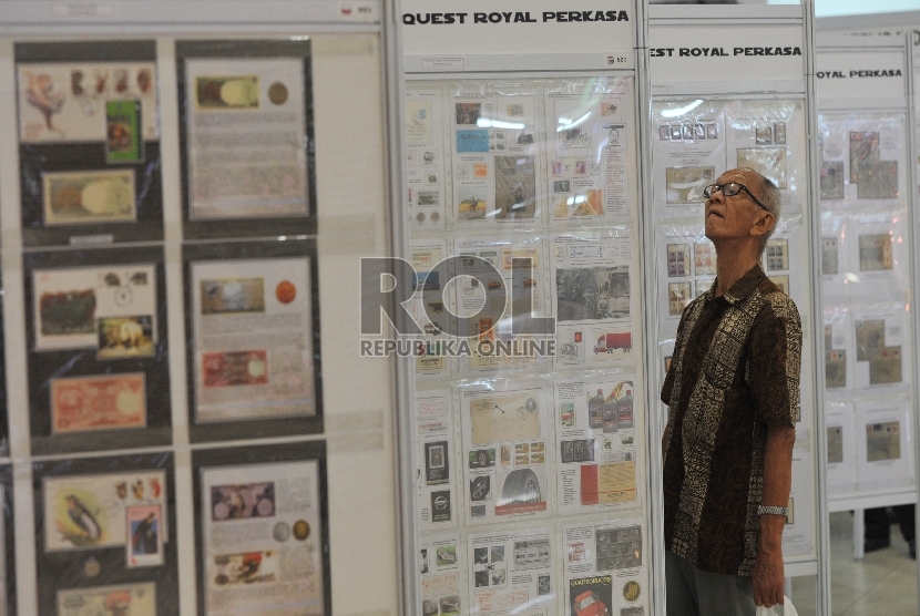  Pengunjung melihat koleksi perangko saat peluncuran seri perangko di Jakarta, Rabu (4/2).   (Republika/Edwin Dwi Putranto)