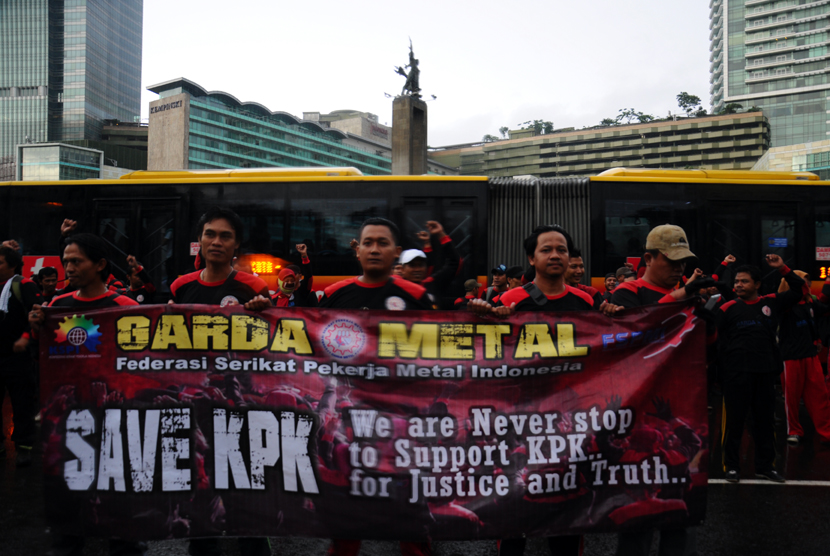  Ratusan buruh dari Federasi Serikat Pekerja Metal Indonesia (FSPMI) menggelar aksi mendukung pemberantasan korupsi yang dilakukan  KPK pada saat Car Free Day di Bundaran Hotel Indonesia, Jakarta, Ahad (8/2). (foto : MgROL_34)