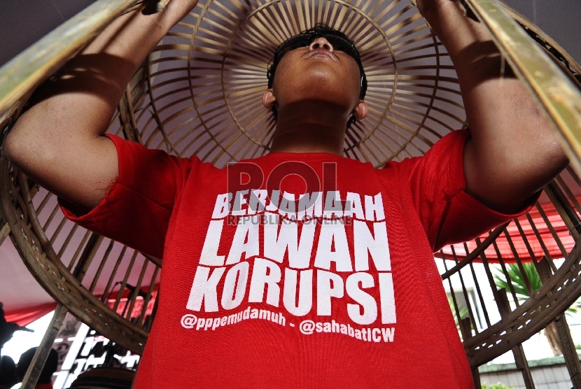 ?Pemuda Muhammadiyah membawa poster anti korupsi saat deklarasi Gerakan Berjamaah Lawan Korupsi di PP Muhammadiyah, Jakarta, Ahad (8/2).   (Republika/Tahta aidilla)