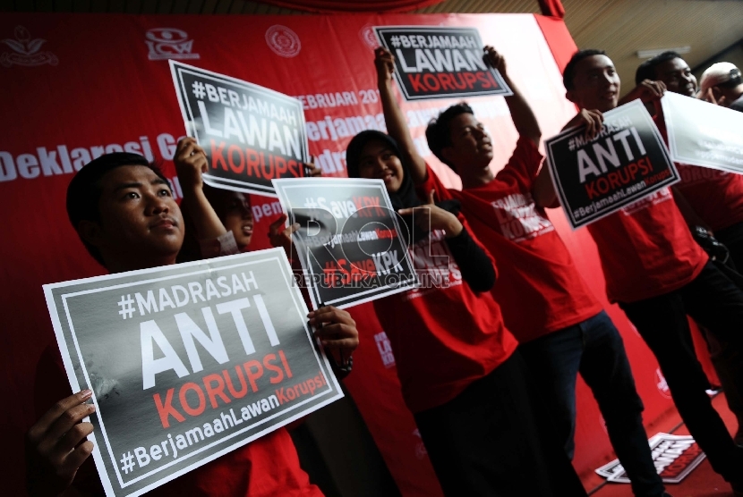 ?Pemuda Muhammadiyah membawa poster anti korupsi saat deklarasi Gerakan Berjamaah Lawan Korupsi di PP Muhammadiyah, Jakarta, Ahad (8/2).   (Republika/Tahta aidilla)