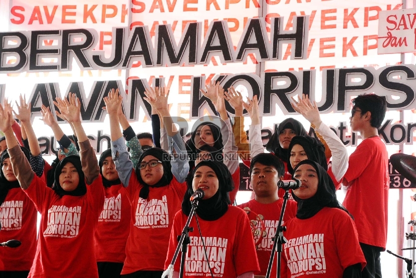 ?Pemuda Muhammadiyah membawa poster anti korupsi saat deklarasi Gerakan Berjamaah Lawan Korupsi di PP Muhammadiyah, Jakarta, Ahad (8/2).   (Republika/Tahta aidilla)