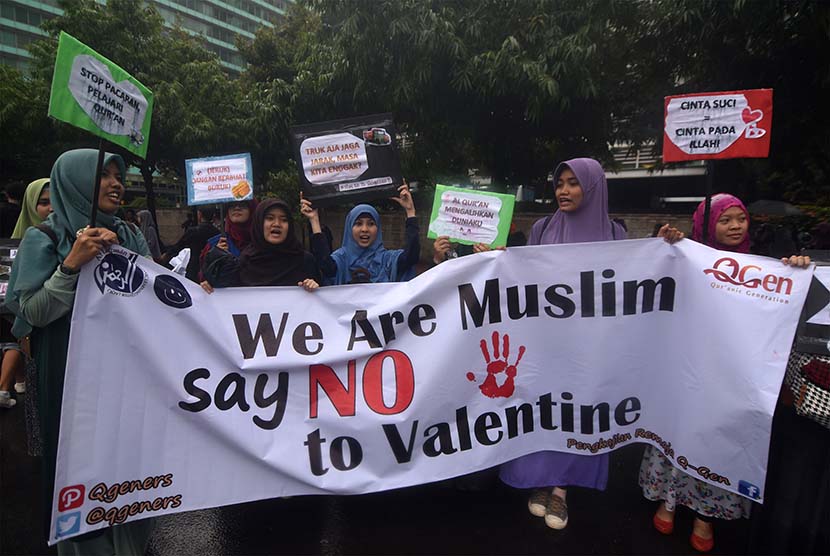 Sejumlah aktivis yang tergabung dalam Quranic Generation menggelar kampanye tolak perayaan Hari Valentine di Jakarta, Ahad (8/2). 