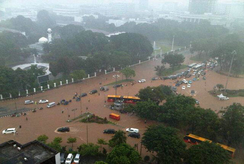 Jalan Medan Merdeka Utara dan Merdeka Barat terendam banjir, Senin (9/2).  (Twitter : @Nur_al_ihsan)