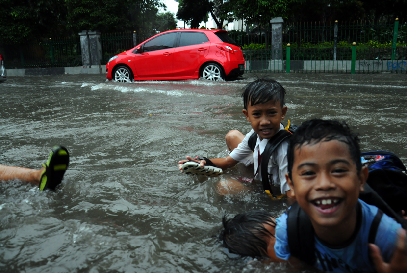  Genangan air banjir di Jalan Pegangsaan Timur dekat Stasiun kereta Cikini, Jakarta, Senin (9/2).   (foto: MgROL_34)