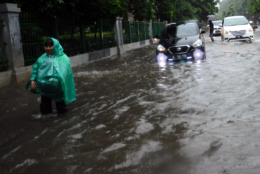  Genangan air banjir di Jalan Pegangsaan Timur dekat Stasiun kereta Cikini, Jakarta, Senin (9/2).   (foto: MgROL_34)