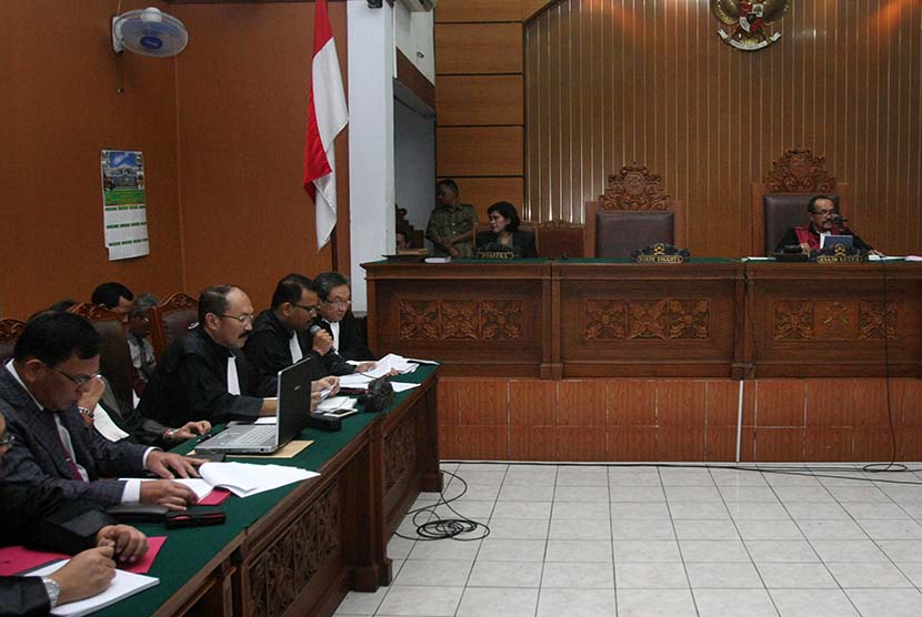 Suasana sidang lanjutan praperadilan Budi Gunawan kepada KPK yang dihadiri tim kuasa hukum Komisaris Jenderal Pol. Budi Gunawan dan tim kuasa hukum KPK di PN Jakarta Selatan, Jakarta, Senin (9/2).  (Antara/RenoEsnir)