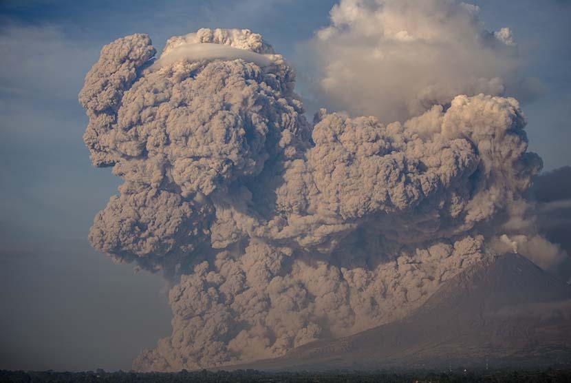  Gunung Sinabung menyemburkan material vulkanik disertai awan panas tampak dari Bukit Gundaling, Brastagi, Karo, Sumatera Utara, Senin (9/2).  (Antara/Endro Lewa)