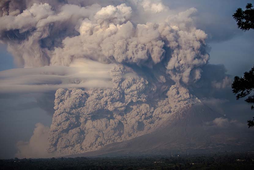  Gunung Sinabung menyemburkan material vulkanik disertai awan panas tampak dari Bukit Gundaling, Brastagi, Karo, Sumatera Utara, Senin (9/2).  (Antara/Endro Lewa)