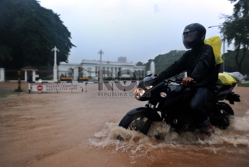  Sejumlah kendaraan terjebak banjir saat hujan deras mengguyur kawasan Jl Medan Merdeka Barat, depan Istana Merdeka, Jakarta, Senin (9/2).   (Republika/Tahta Aidilla)